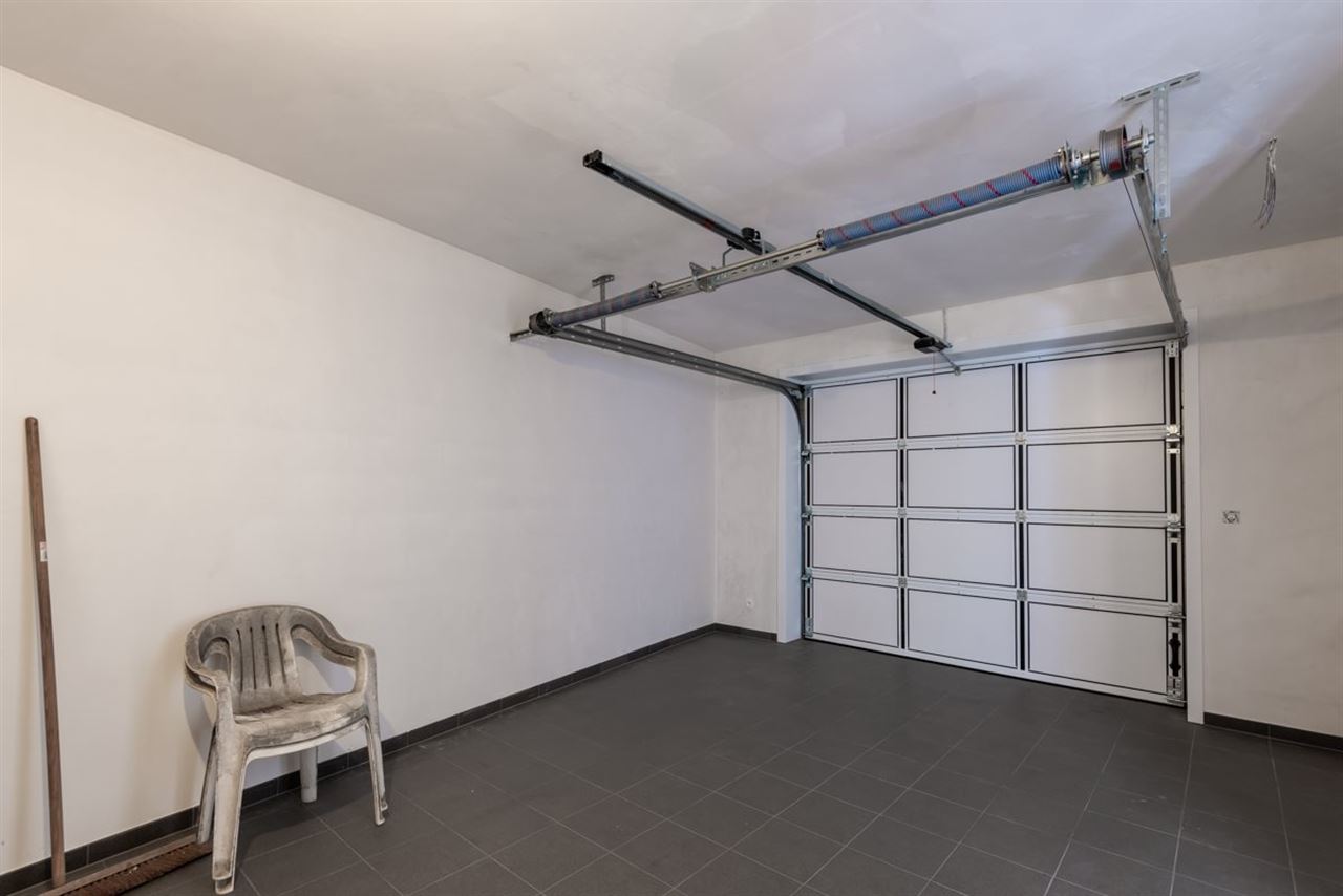 Moderne recente woning met garage en tuinterras