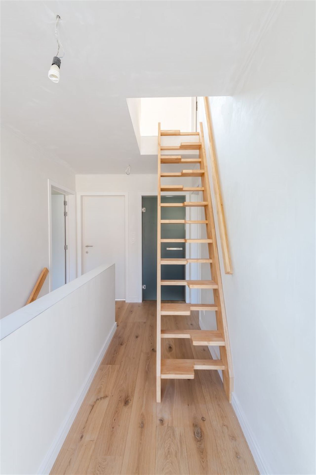 Moderne recente woning met garage en tuinterras