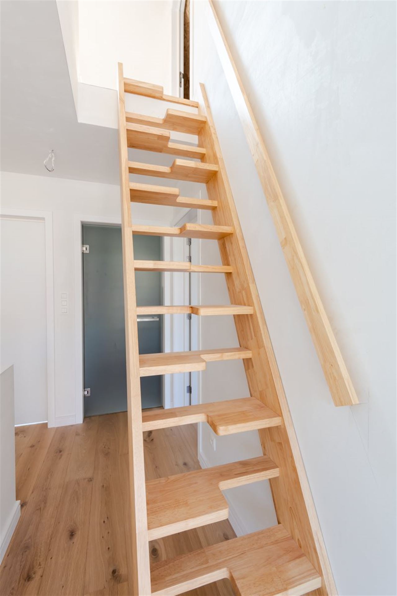 Moderne recente woning met garage en tuinterras