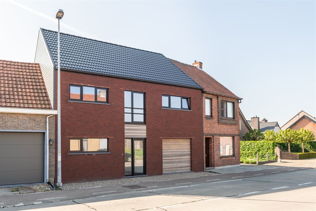 Moderne recente woning met garage en tuinterras