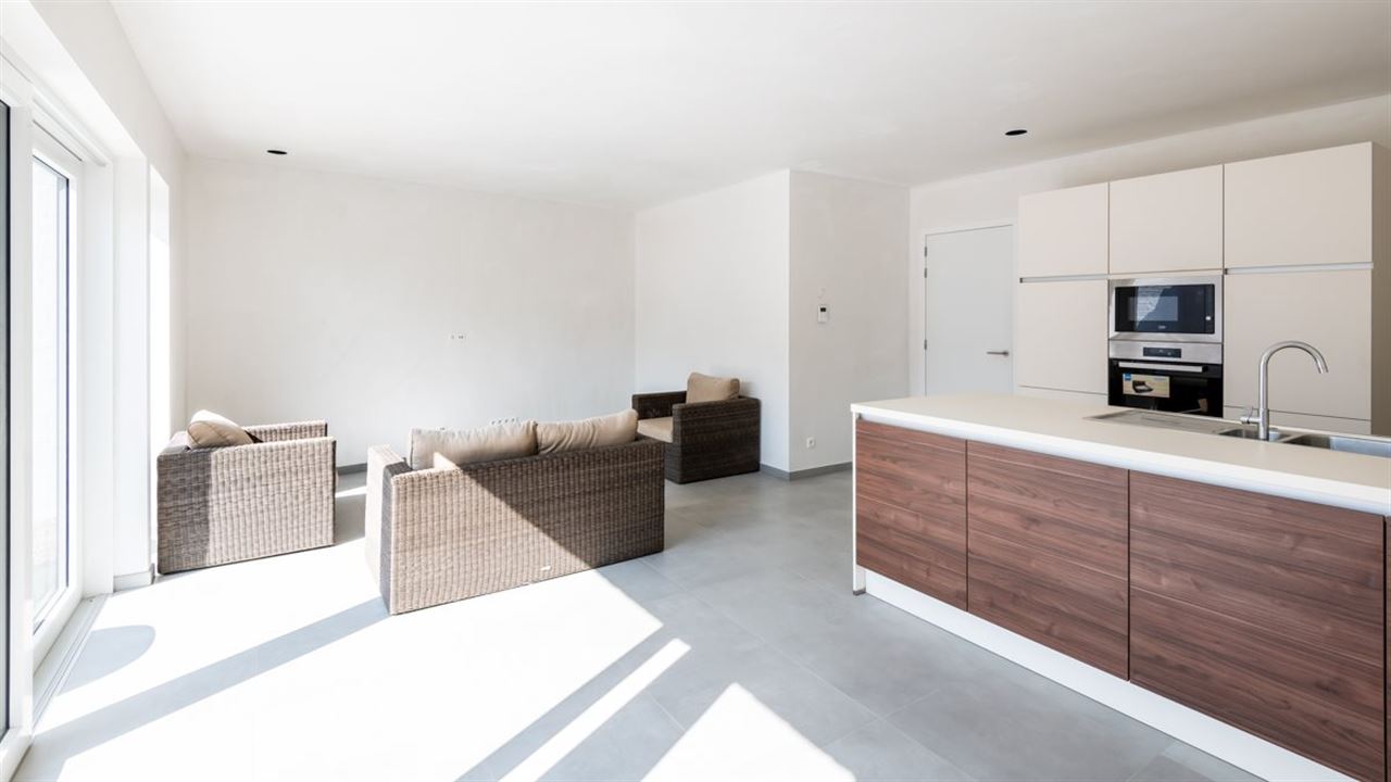 Moderne recente woning met garage en tuinterras