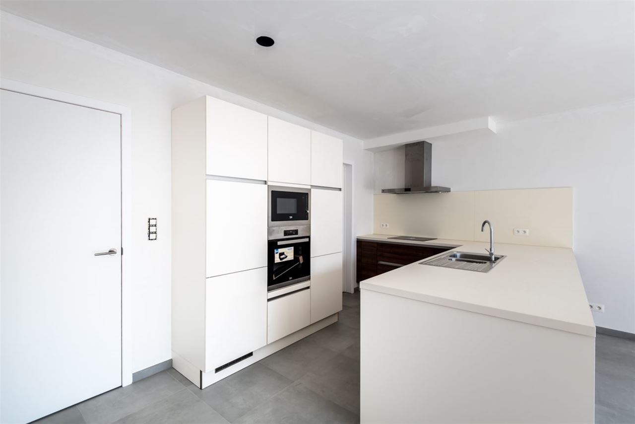 Moderne recente woning met garage en tuinterras