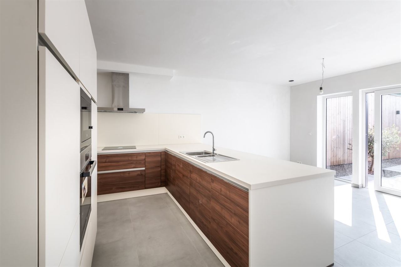 Moderne recente woning met garage en tuinterras