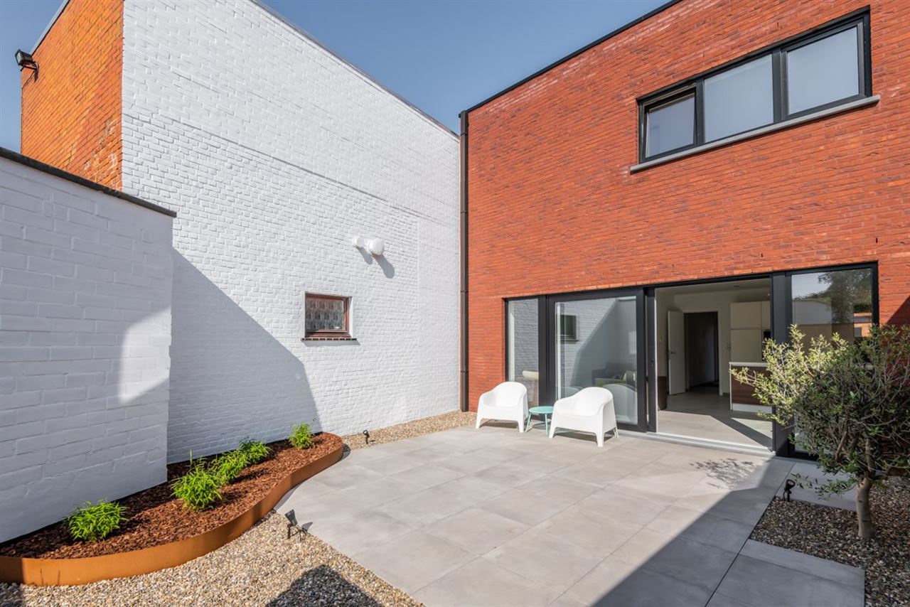 Moderne recente woning met garage en tuinterras