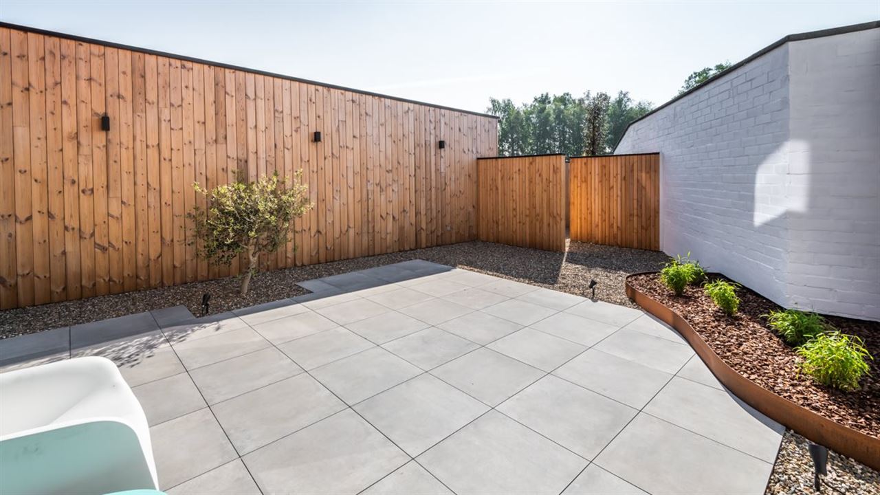 Moderne recente woning met garage en tuinterras