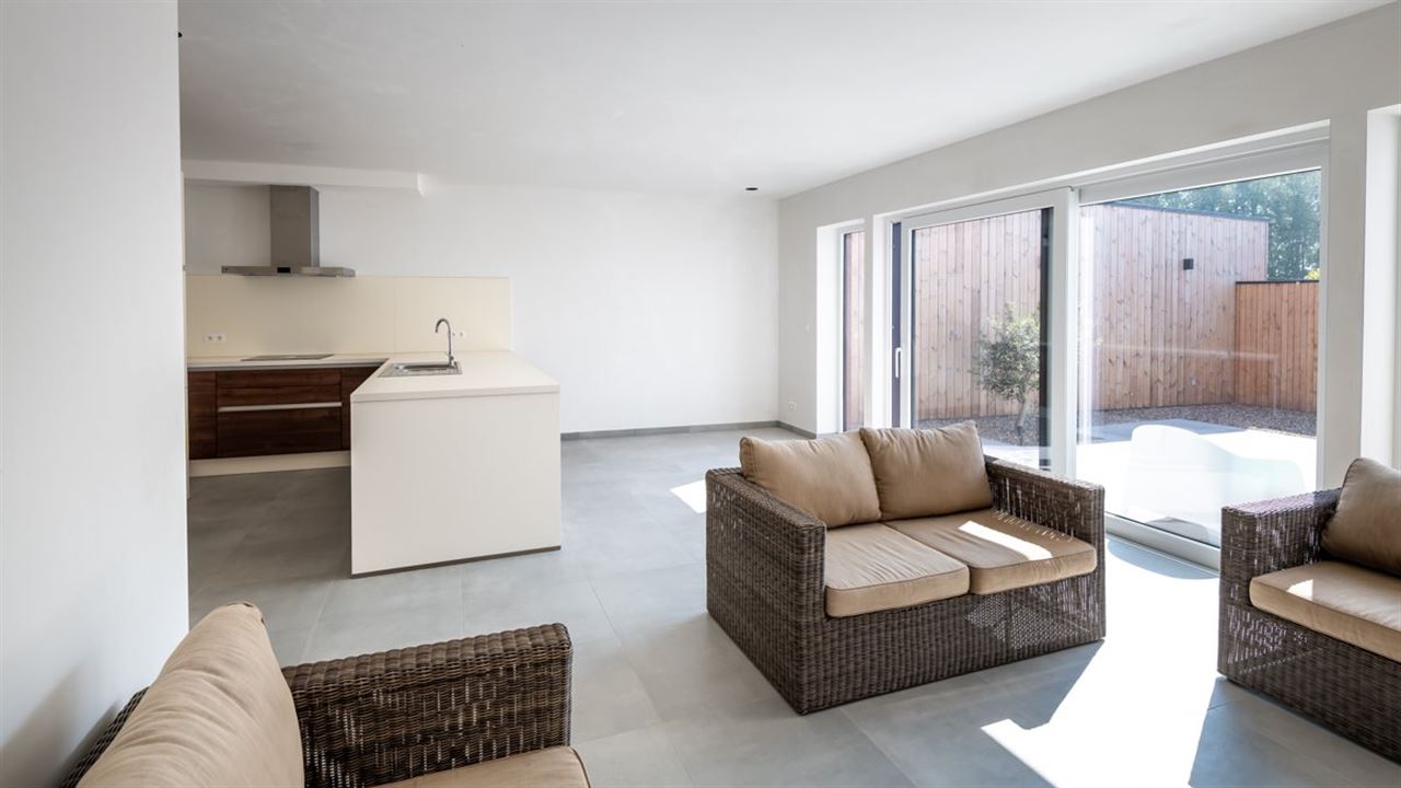 Moderne recente woning met garage en tuinterras