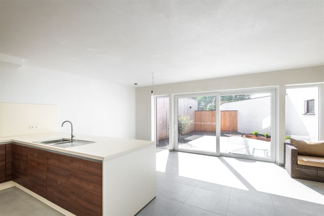 Moderne recente woning met garage en tuinterras