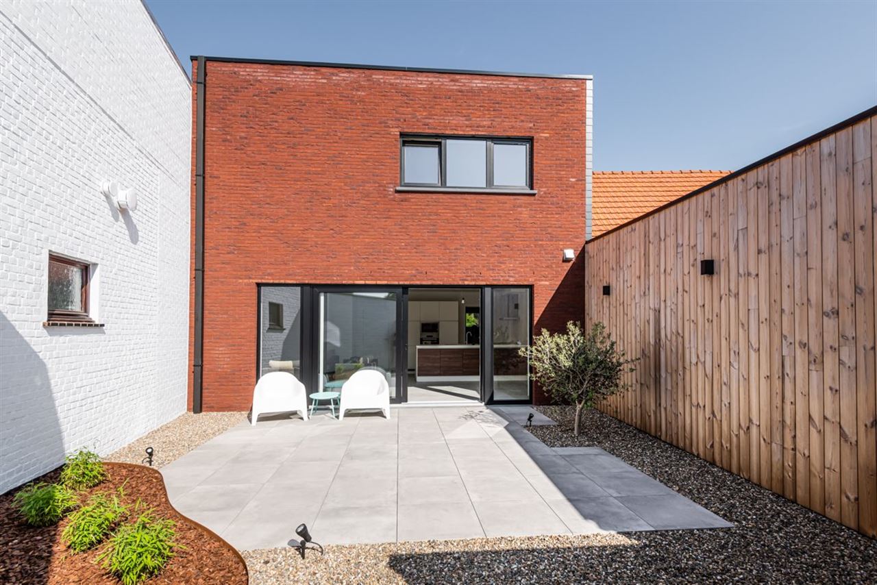 Moderne recente woning met garage en tuinterras