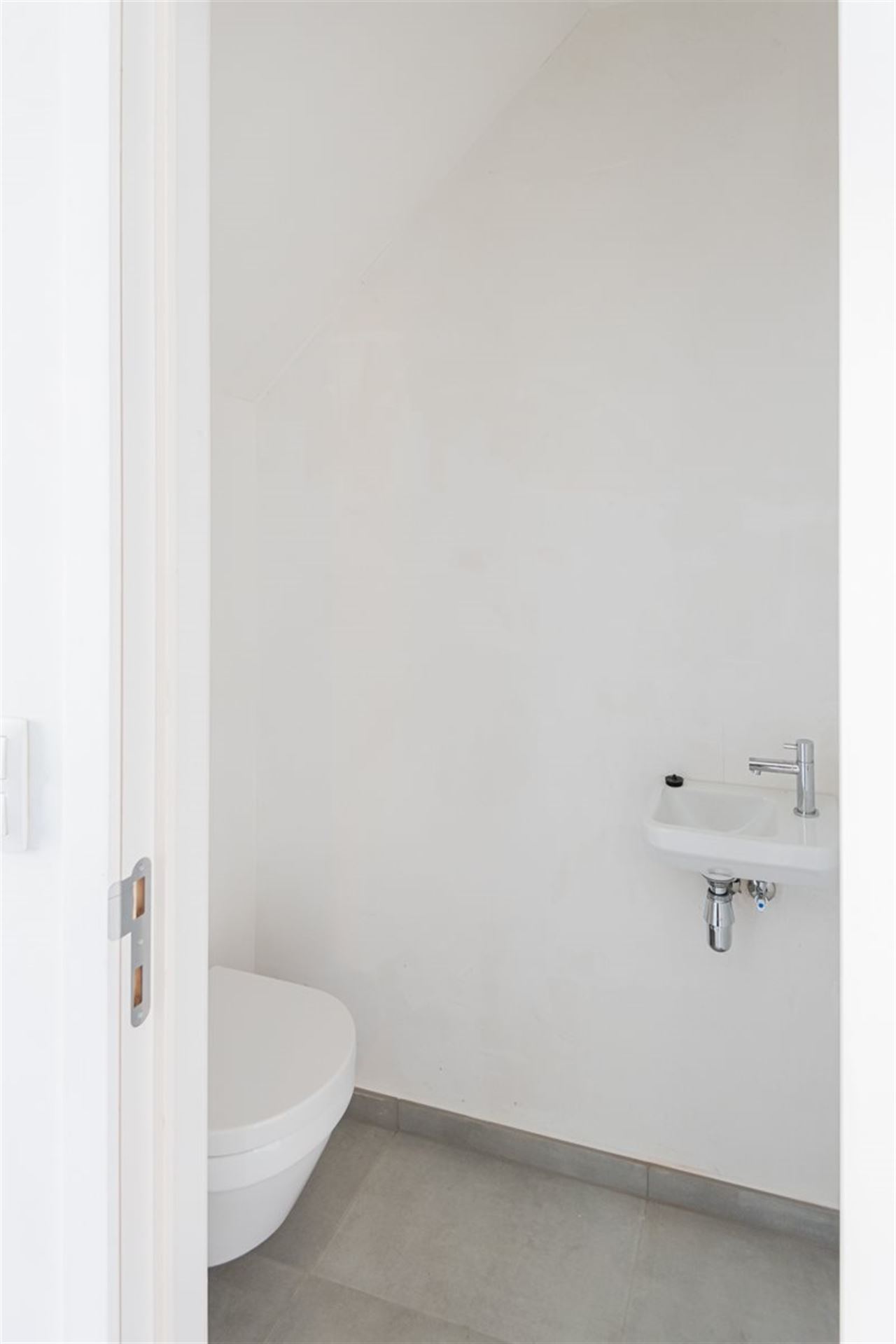 Moderne recente woning met garage en tuinterras