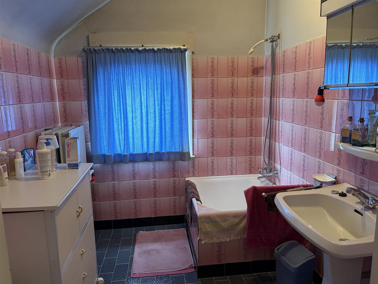 Charmant huis met gezellige tuin, garage en 3 slaapkamers.