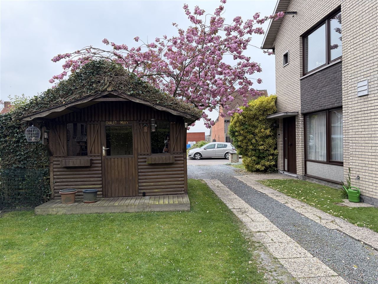 Charmant huis met gezellige tuin, garage en 3 slaapkamers.
