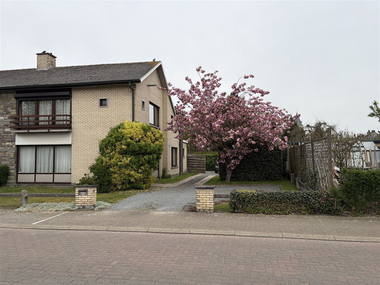 Charmant huis met gezellige tuin, garage en 3 slaapkamers.