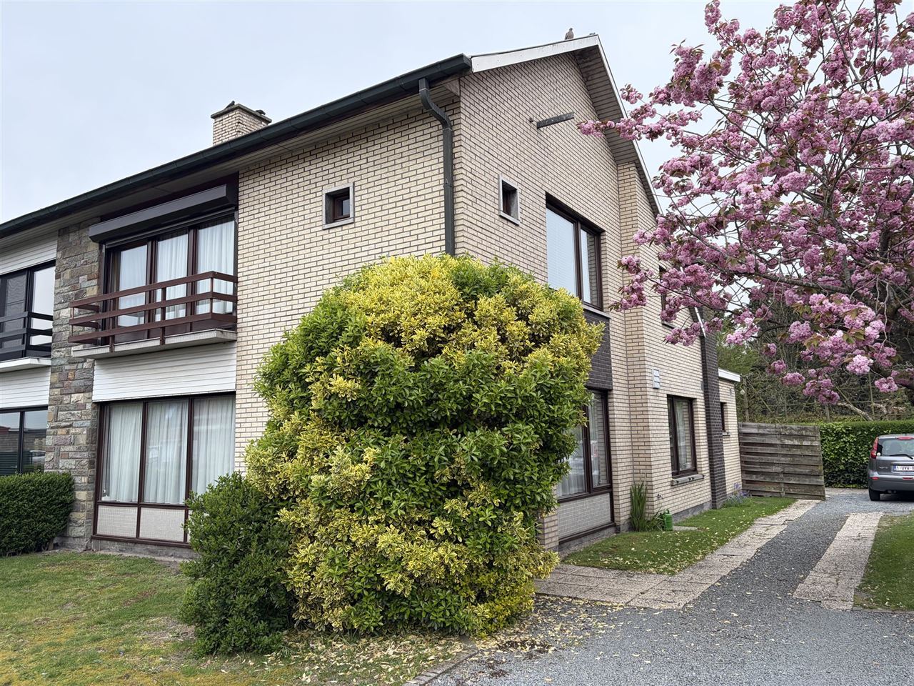 Charmant huis met gezellige tuin, garage en 3 slaapkamers.