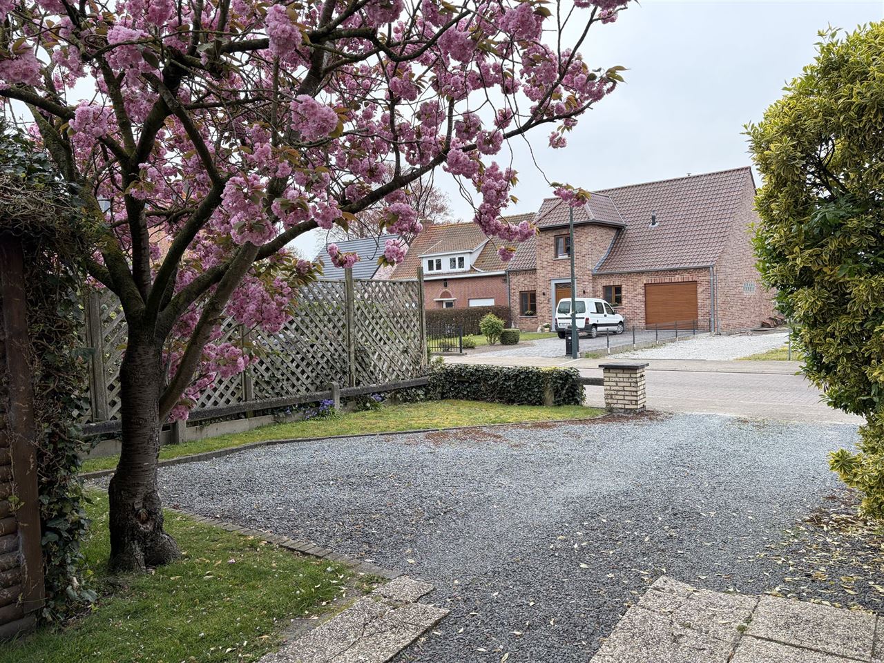 Charmant huis met gezellige tuin, garage en 3 slaapkamers.