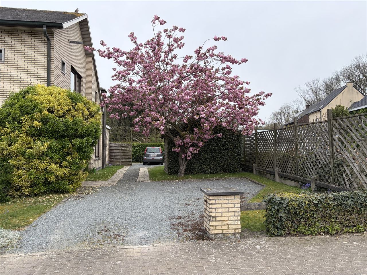 Charmant huis met gezellige tuin, garage en 3 slaapkamers.