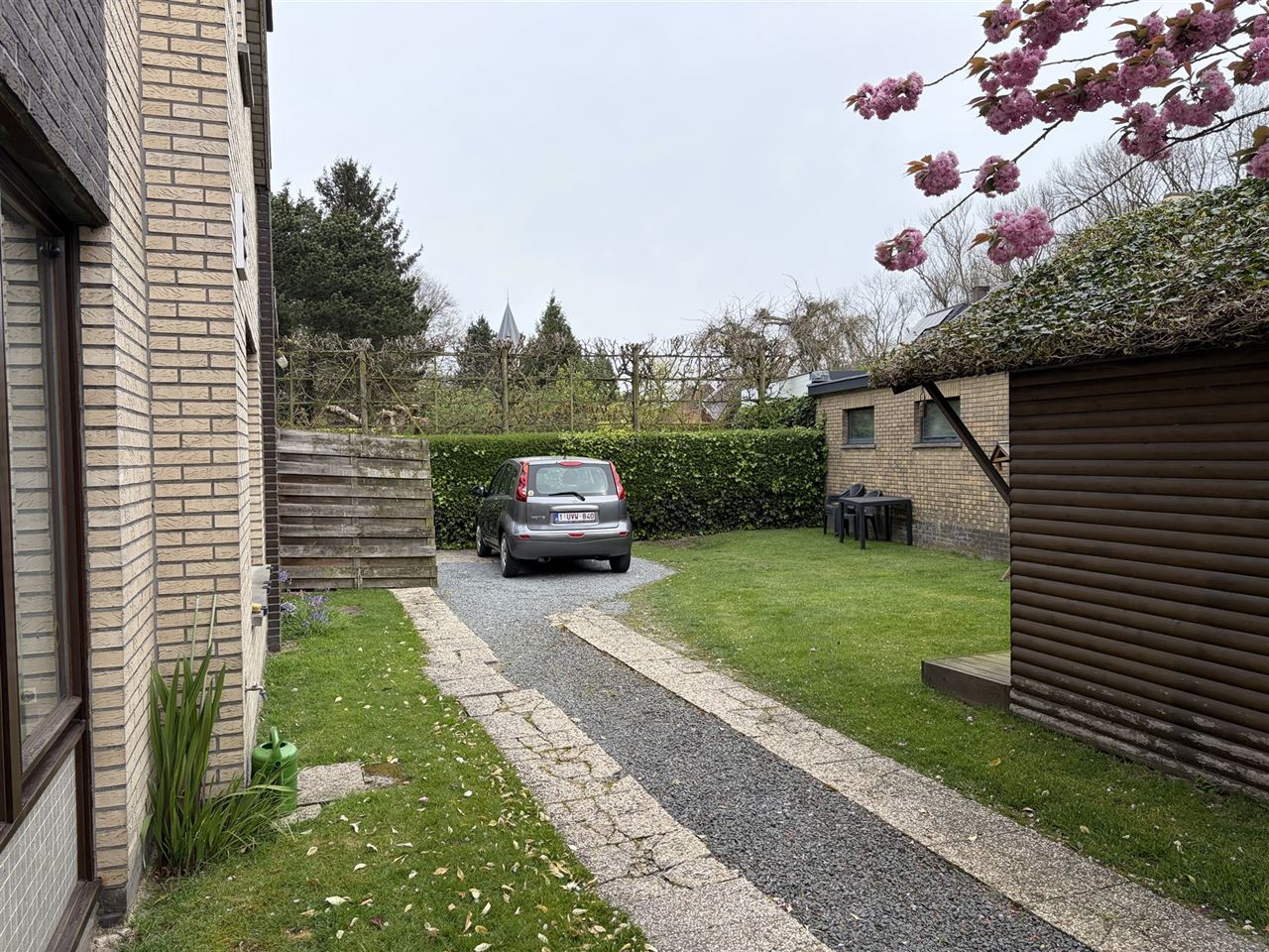 Charmant huis met gezellige tuin, garage en 3 slaapkamers.