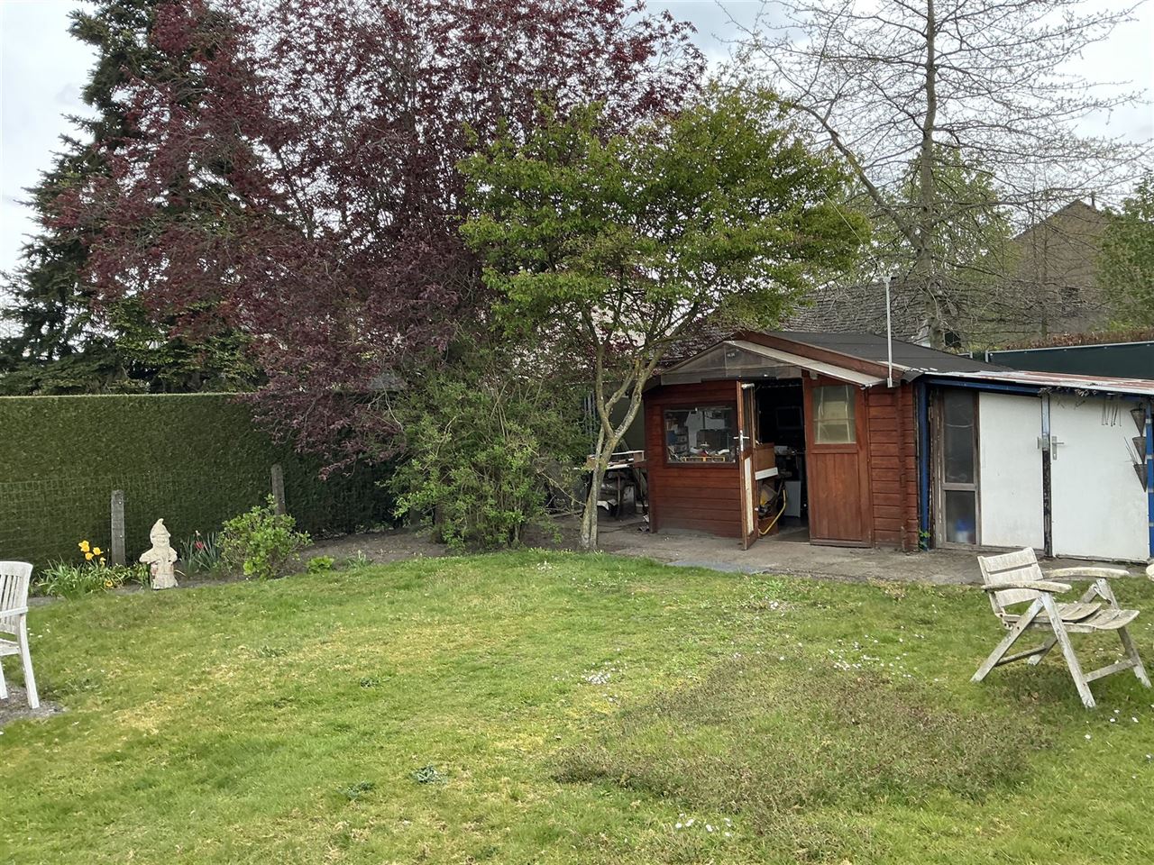 Ruime gezinswoning met tuin en garage in rustige buurt.
