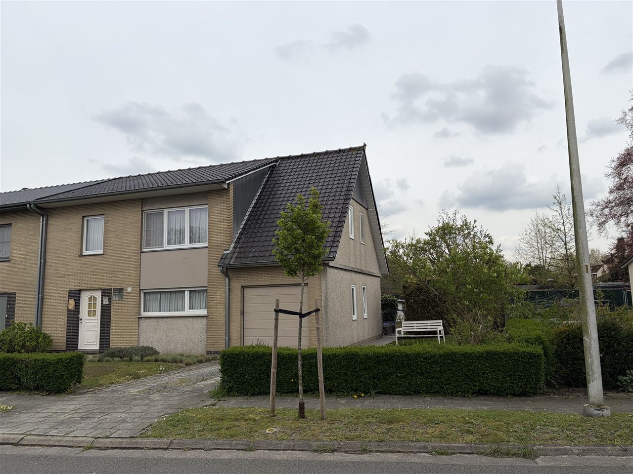 Ruime gezinswoning met tuin en garage in rustige buurt.