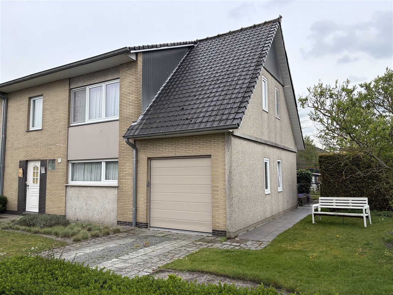 Ruime gezinswoning met tuin en garage in rustige buurt.