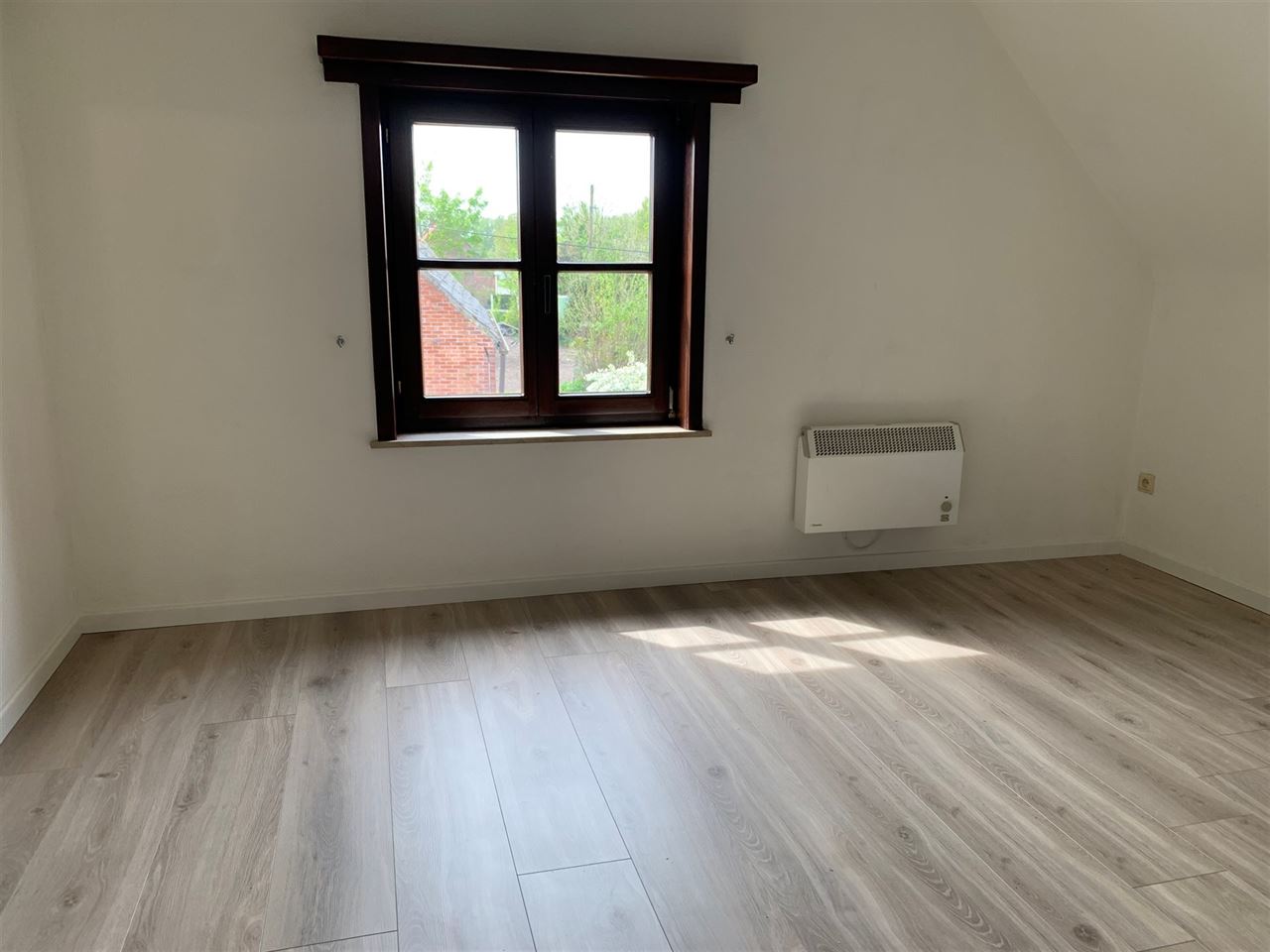 Open bebouwing met mooie tuin in landelijke omgeving