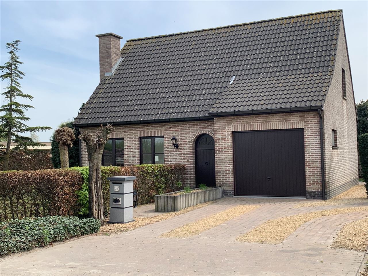 Open bebouwing met mooie tuin in landelijke omgeving