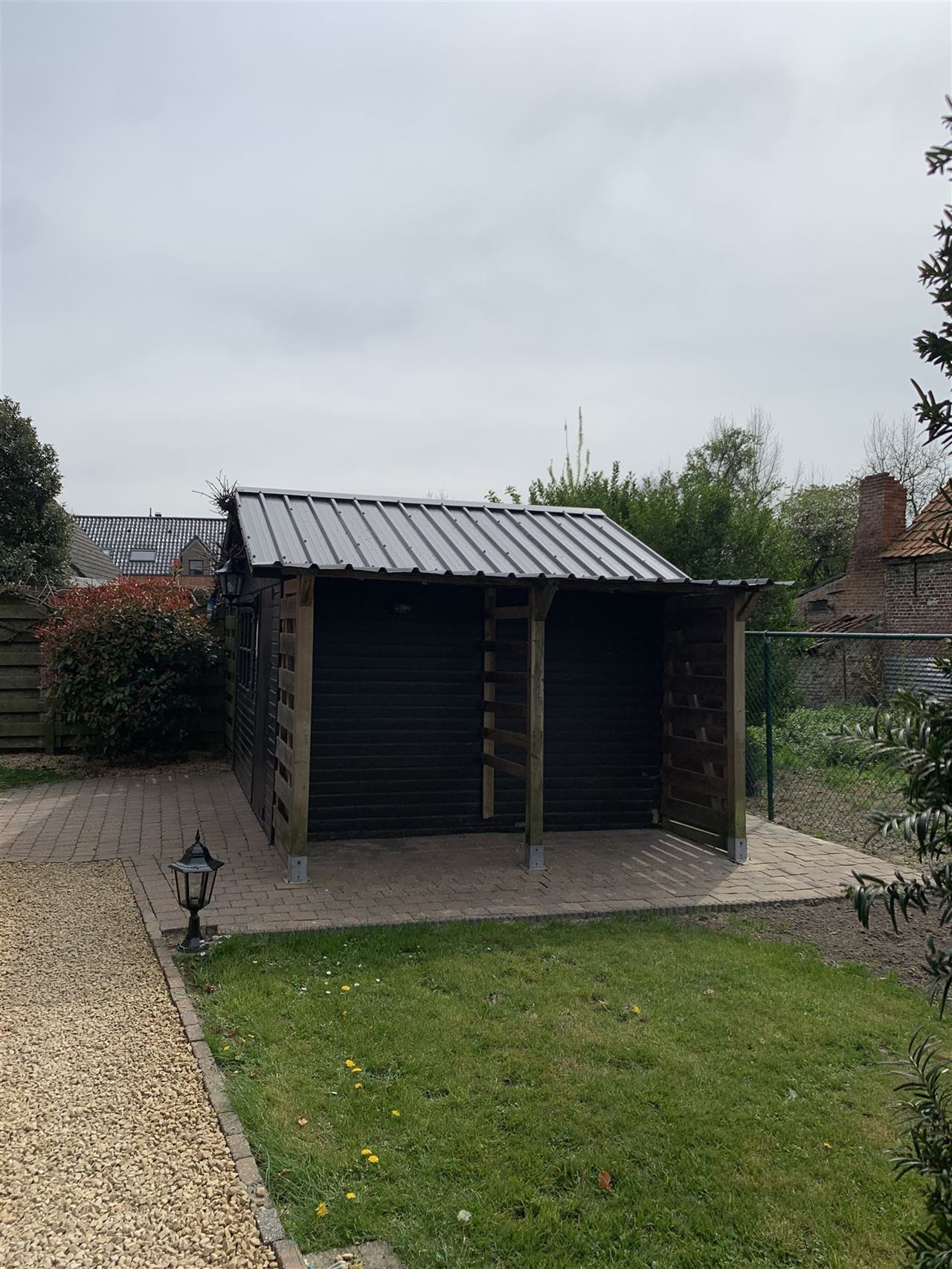 Open bebouwing met mooie tuin in landelijke omgeving