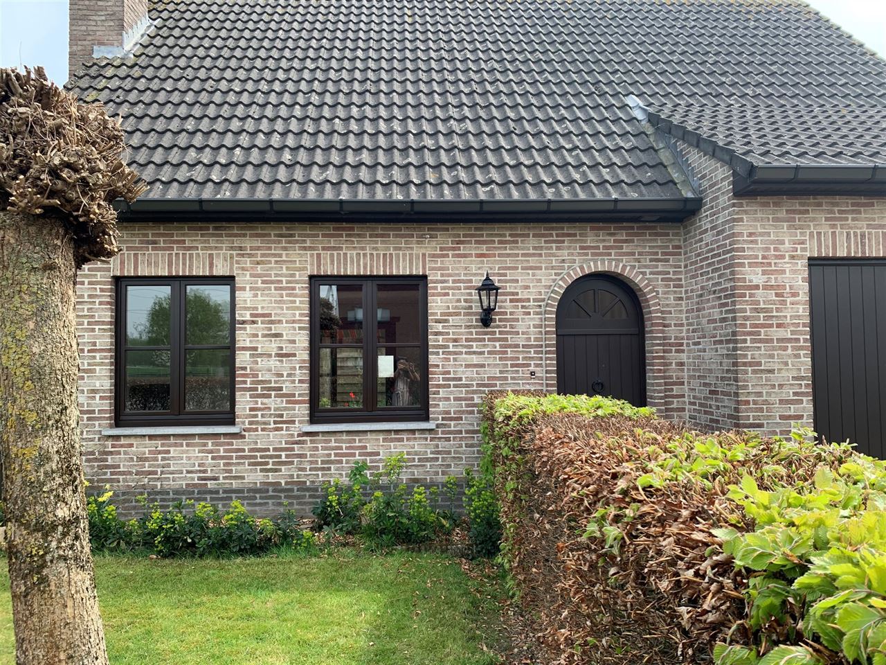Open bebouwing met mooie tuin in landelijke omgeving