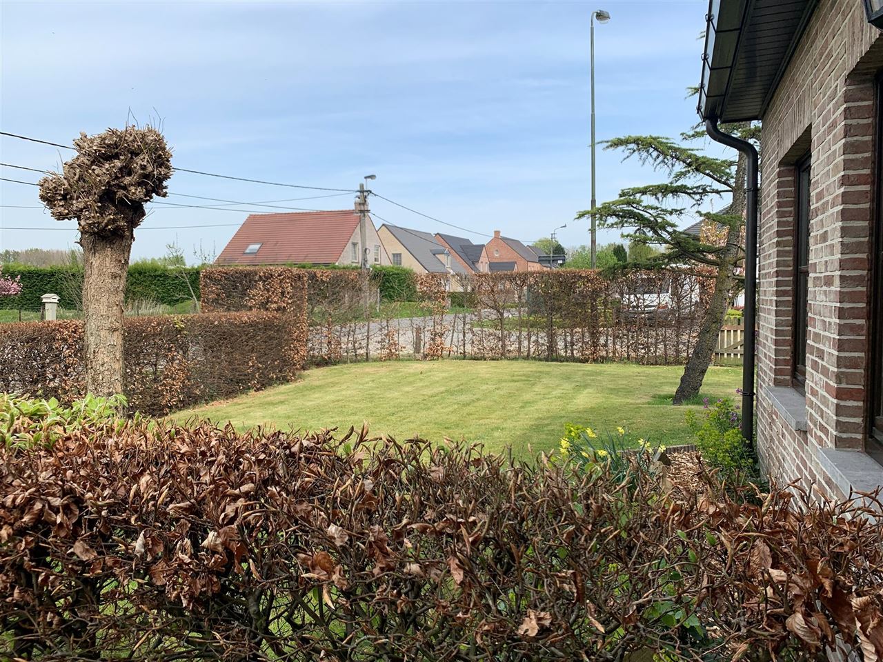 Open bebouwing met mooie tuin in landelijke omgeving