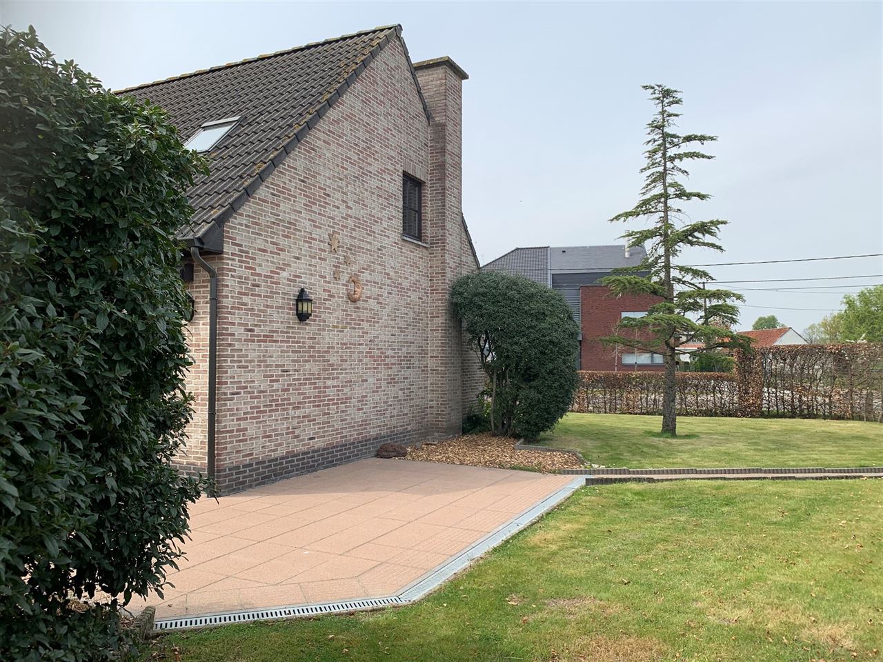 Open bebouwing met mooie tuin in landelijke omgeving