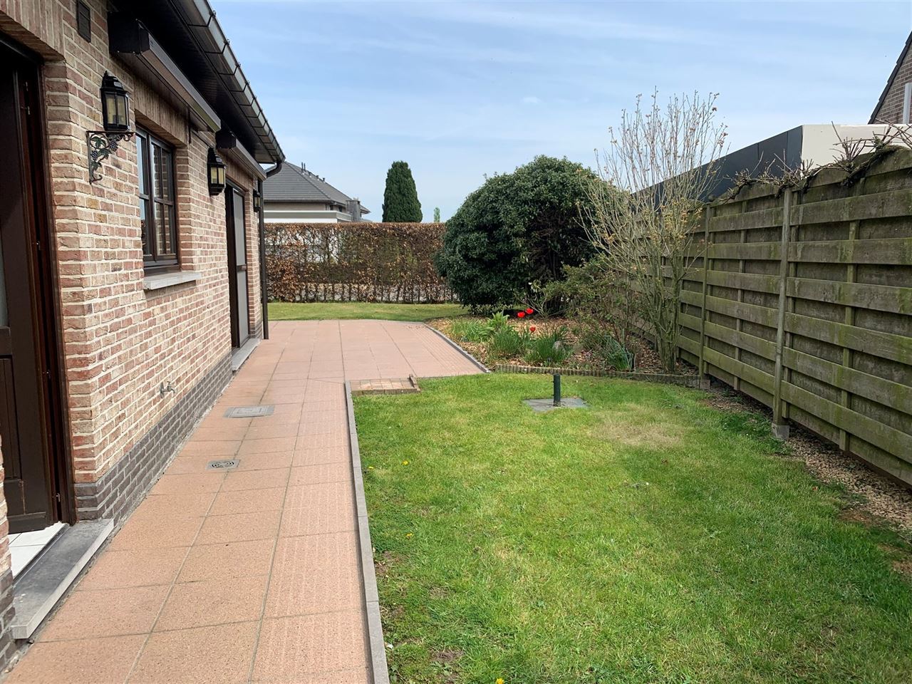 Open bebouwing met mooie tuin in landelijke omgeving