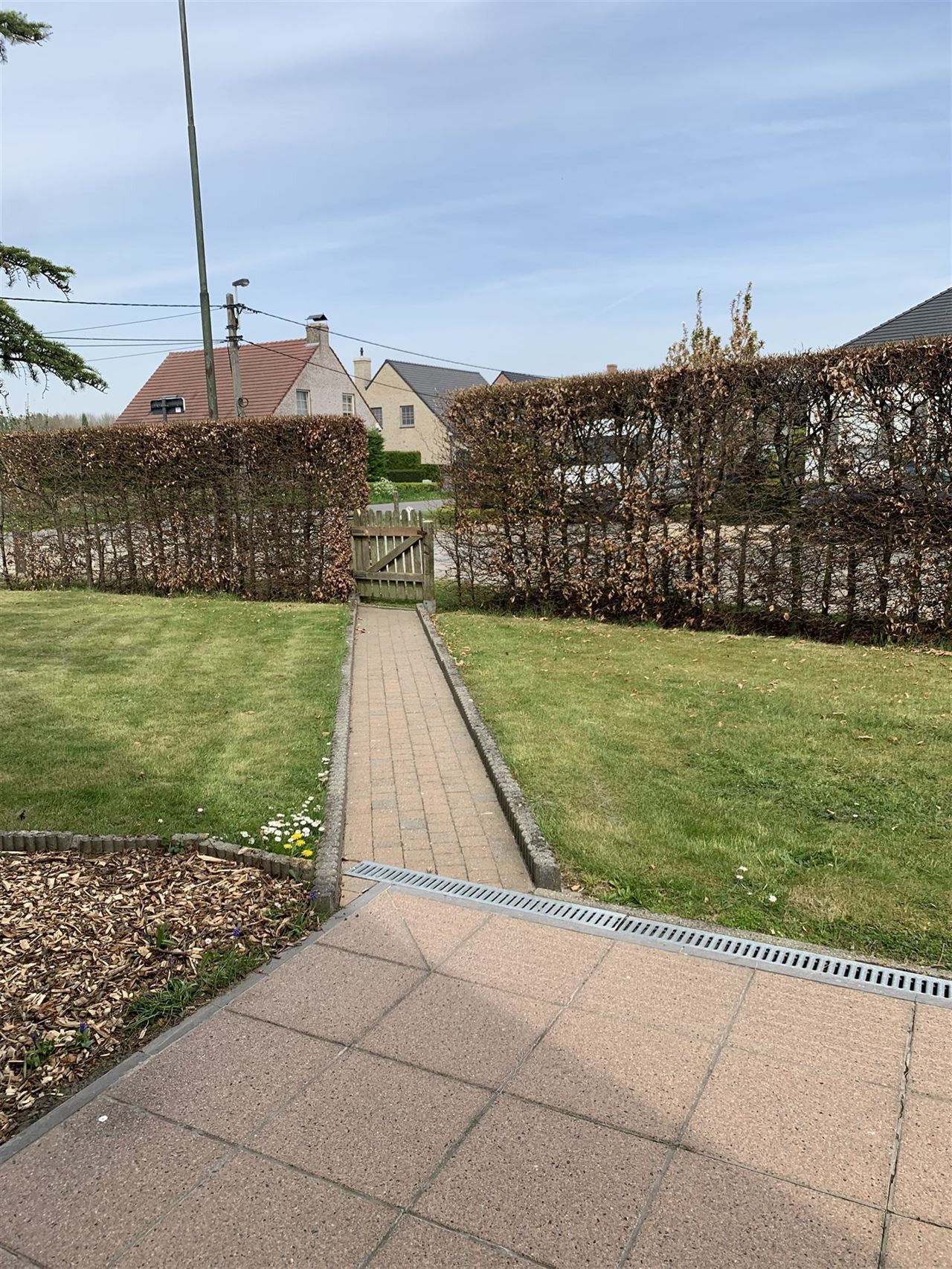 Open bebouwing met mooie tuin in landelijke omgeving