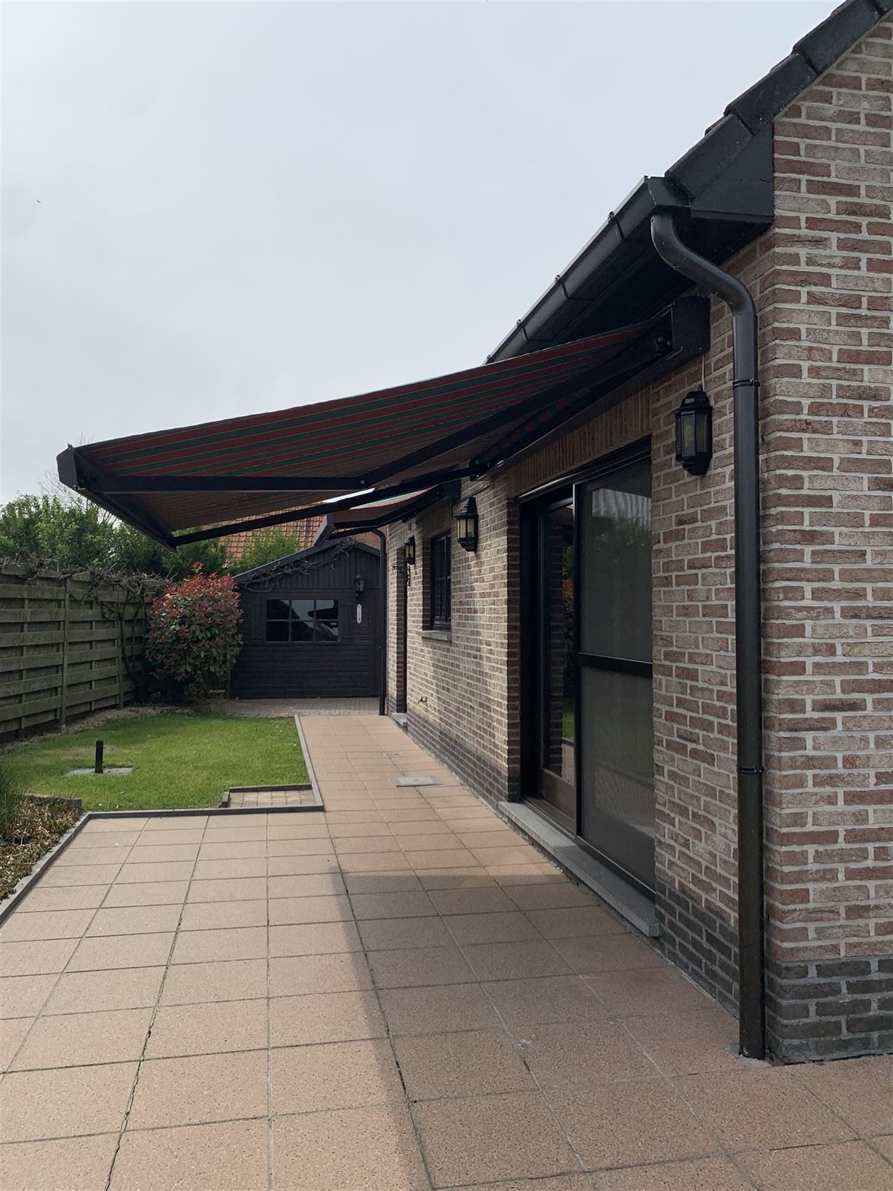 Open bebouwing met mooie tuin in landelijke omgeving