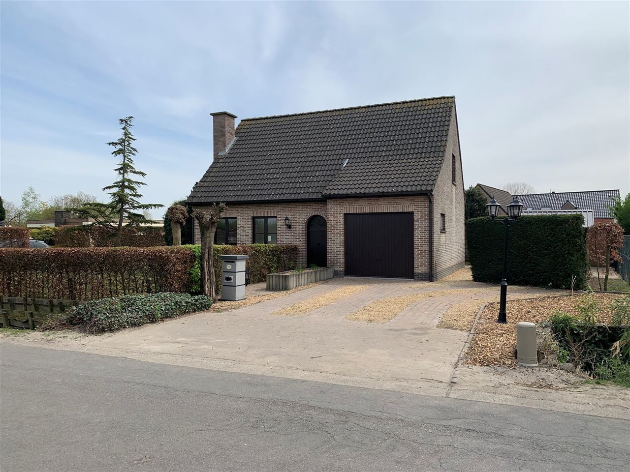 Open bebouwing met mooie tuin in landelijke omgeving