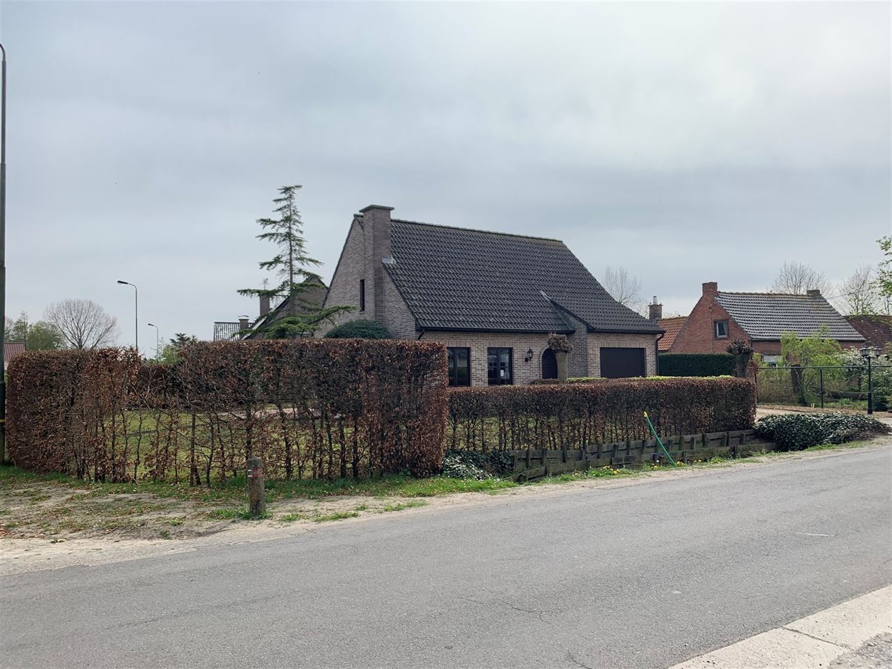 Open bebouwing met mooie tuin in landelijke omgeving