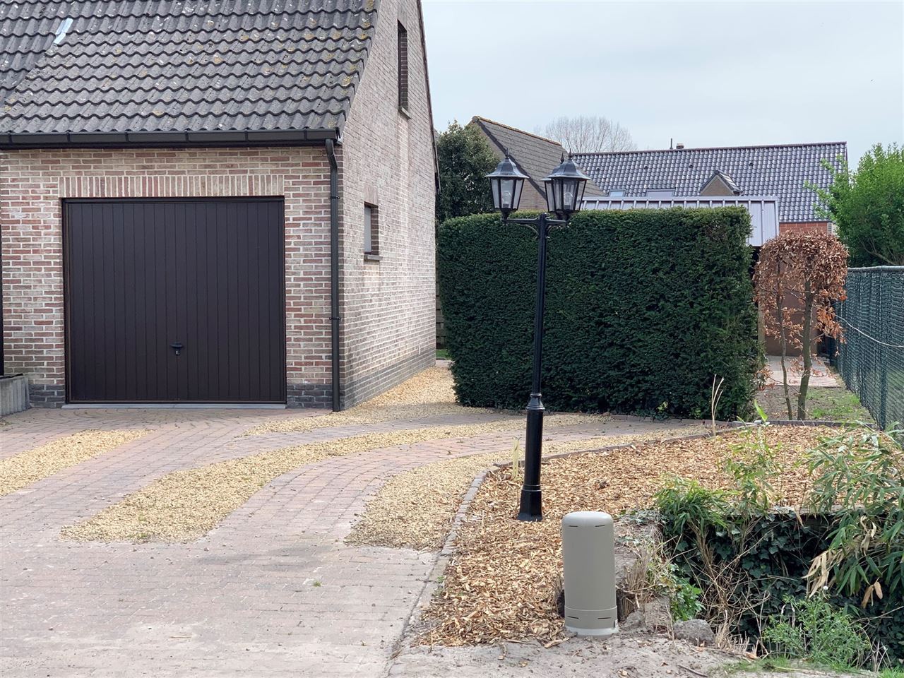 Open bebouwing met mooie tuin in landelijke omgeving