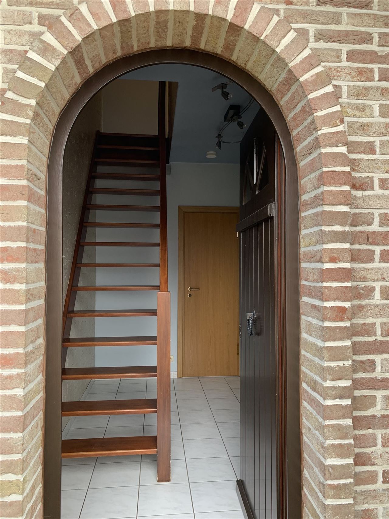 Open bebouwing met mooie tuin in landelijke omgeving