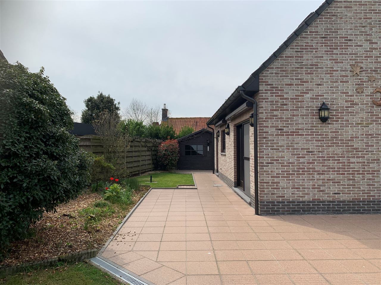 Open bebouwing met mooie tuin in landelijke omgeving