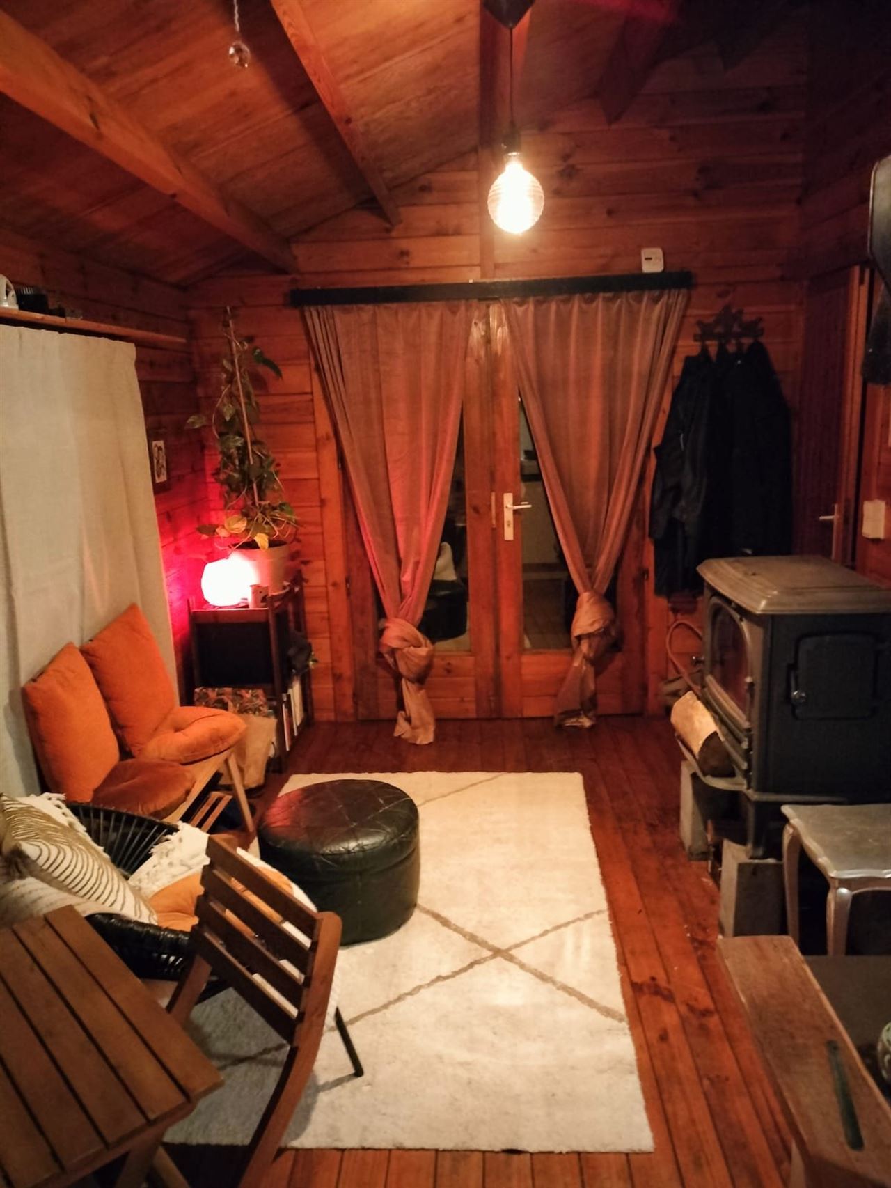 2de verblijf. Tiny, sobere maar gezellige chalet in het bos