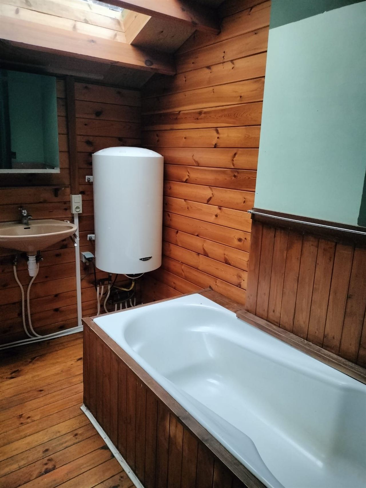 2de verblijf. Tiny, sobere maar gezellige chalet in het bos