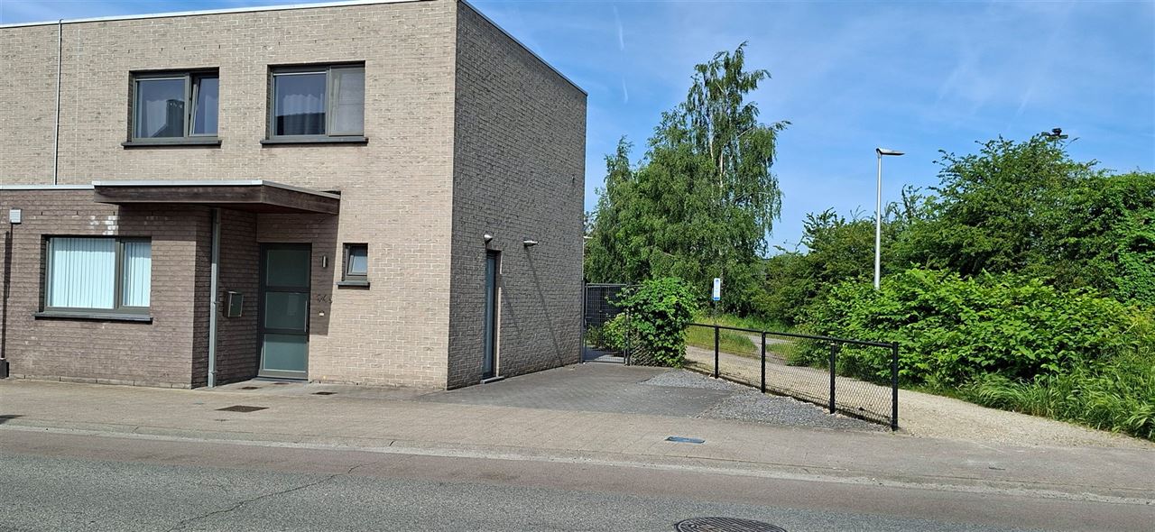 Recente woning met garage en tuin