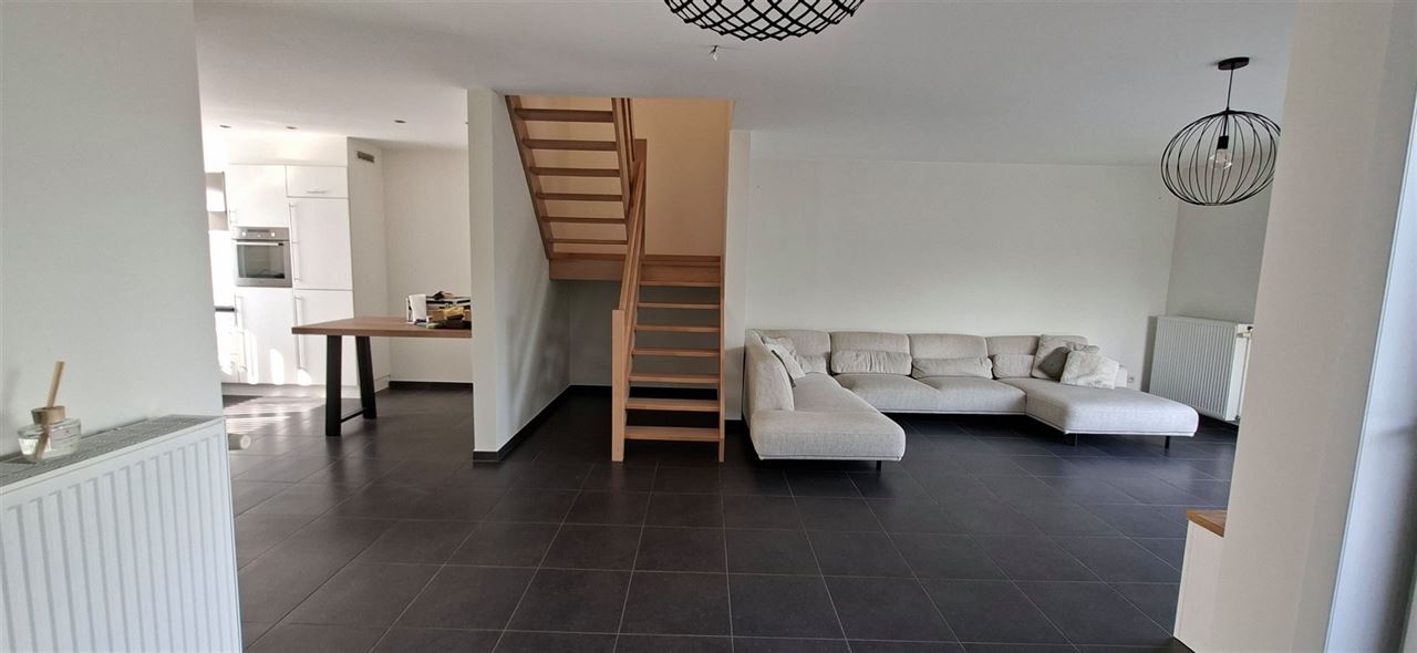 Recente woning met garage en tuin
