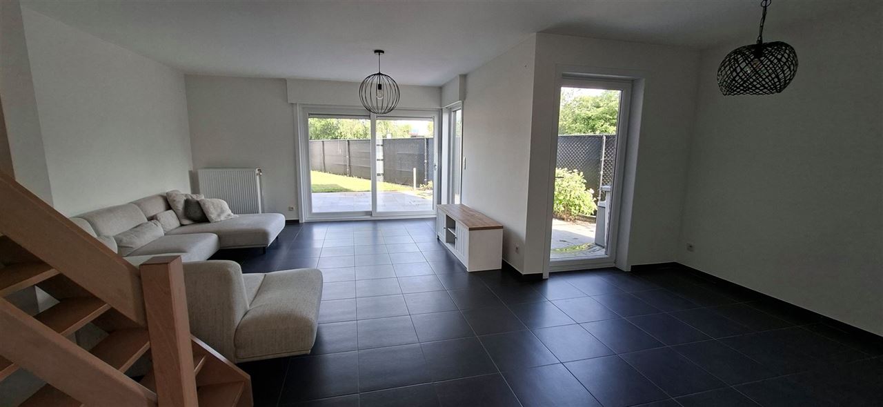 Recente woning met garage en tuin