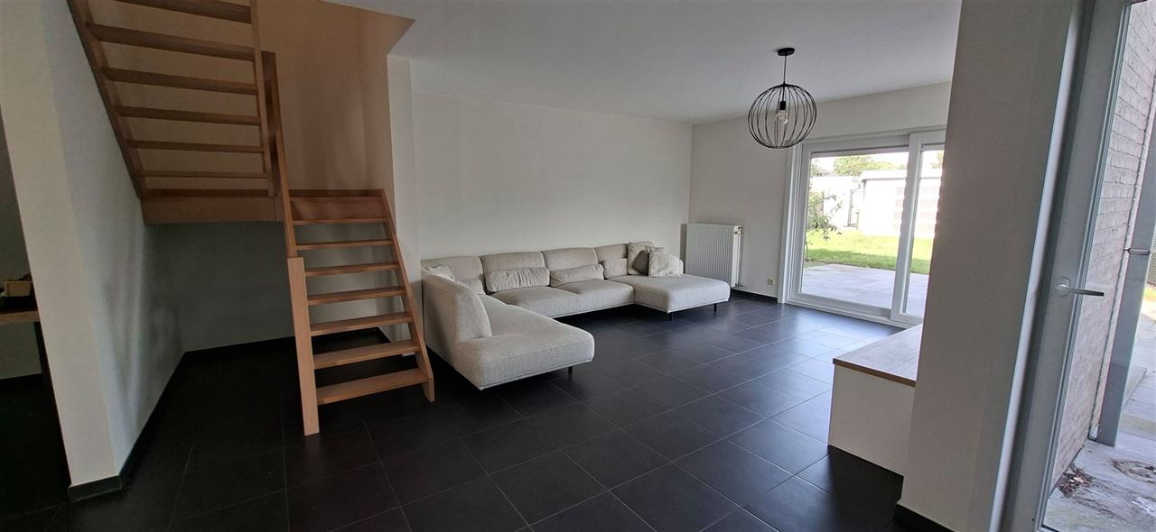 Recente woning met garage en tuin