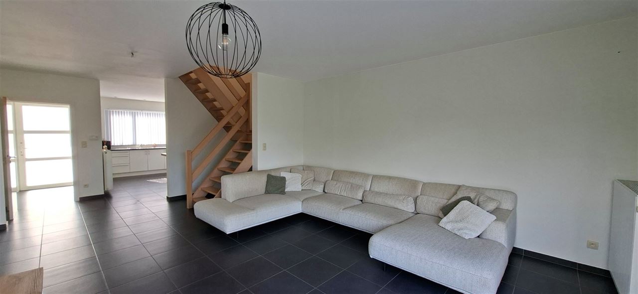 Recente woning met garage en tuin