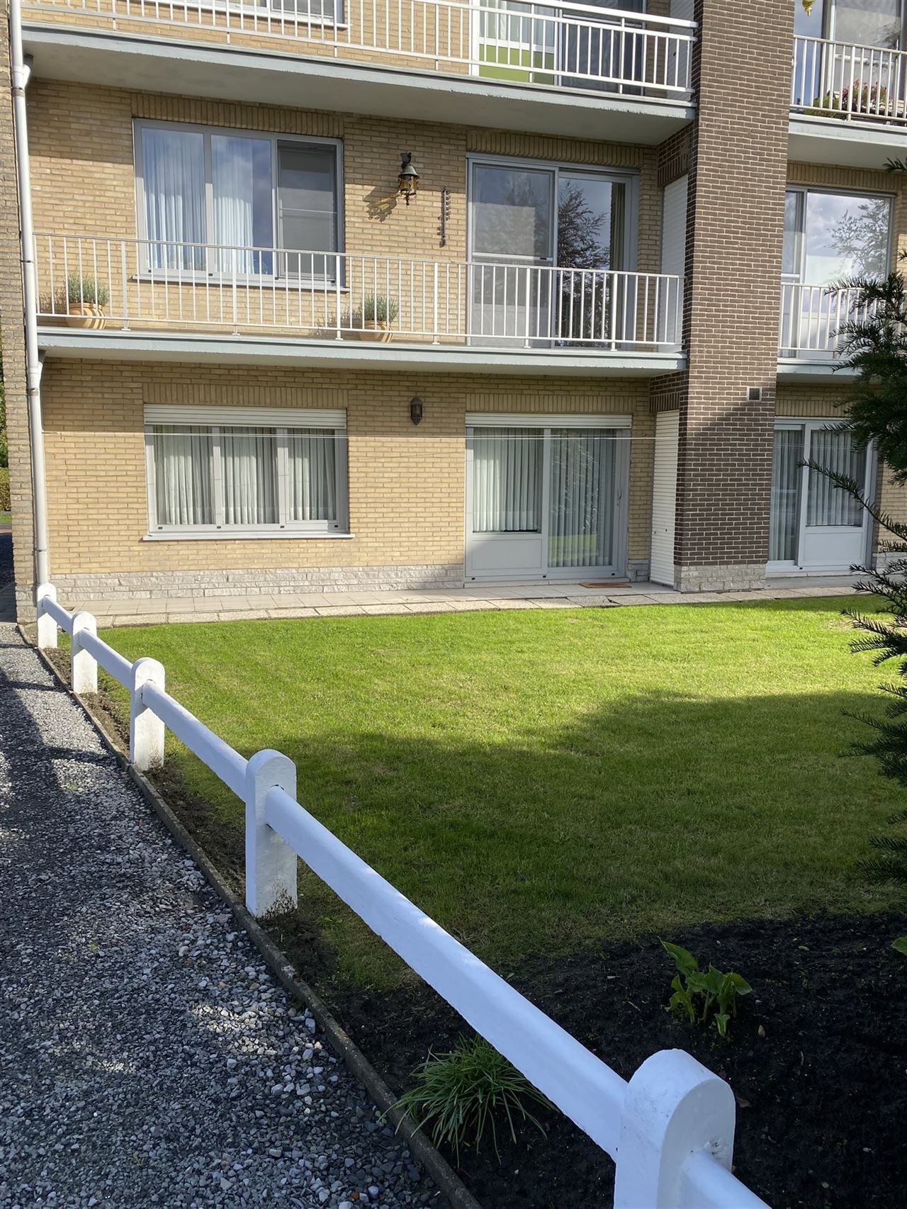 TE HUUR te BELSELE appartement met 2 slaapkamers en garage