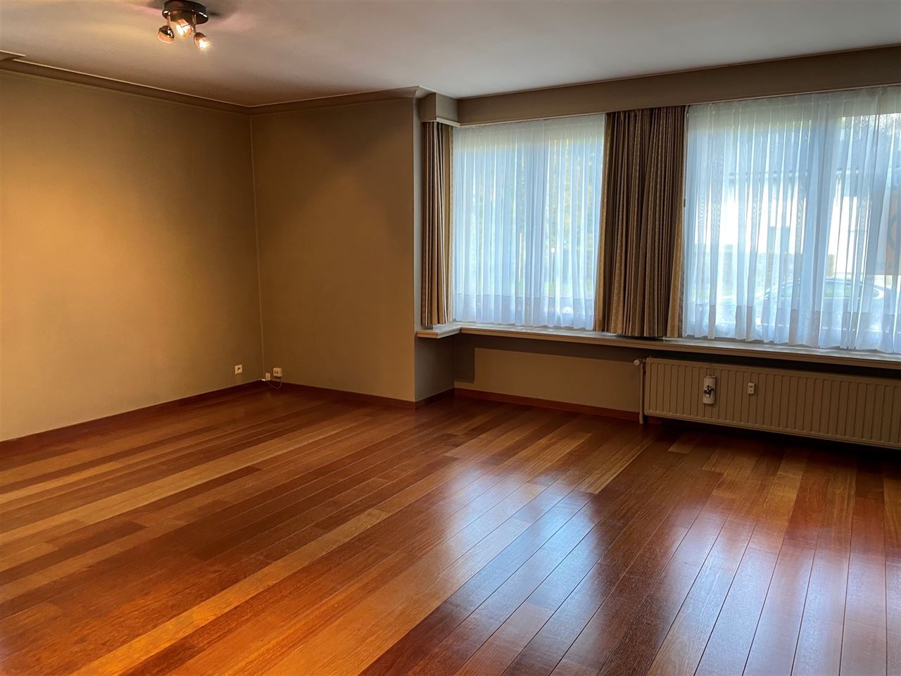 TE HUUR te BELSELE appartement met 2 slaapkamers en garage