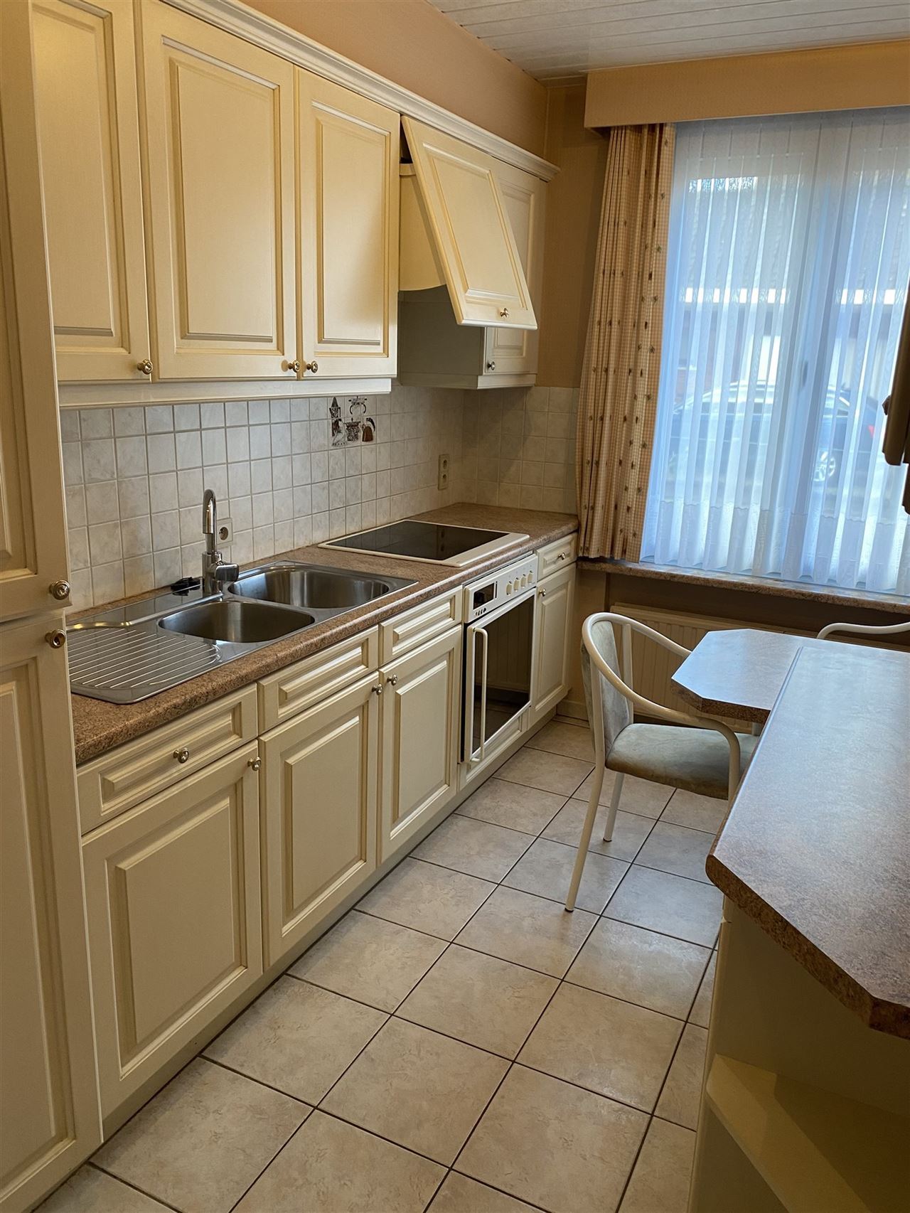 TE HUUR te BELSELE appartement met 2 slaapkamers en garage