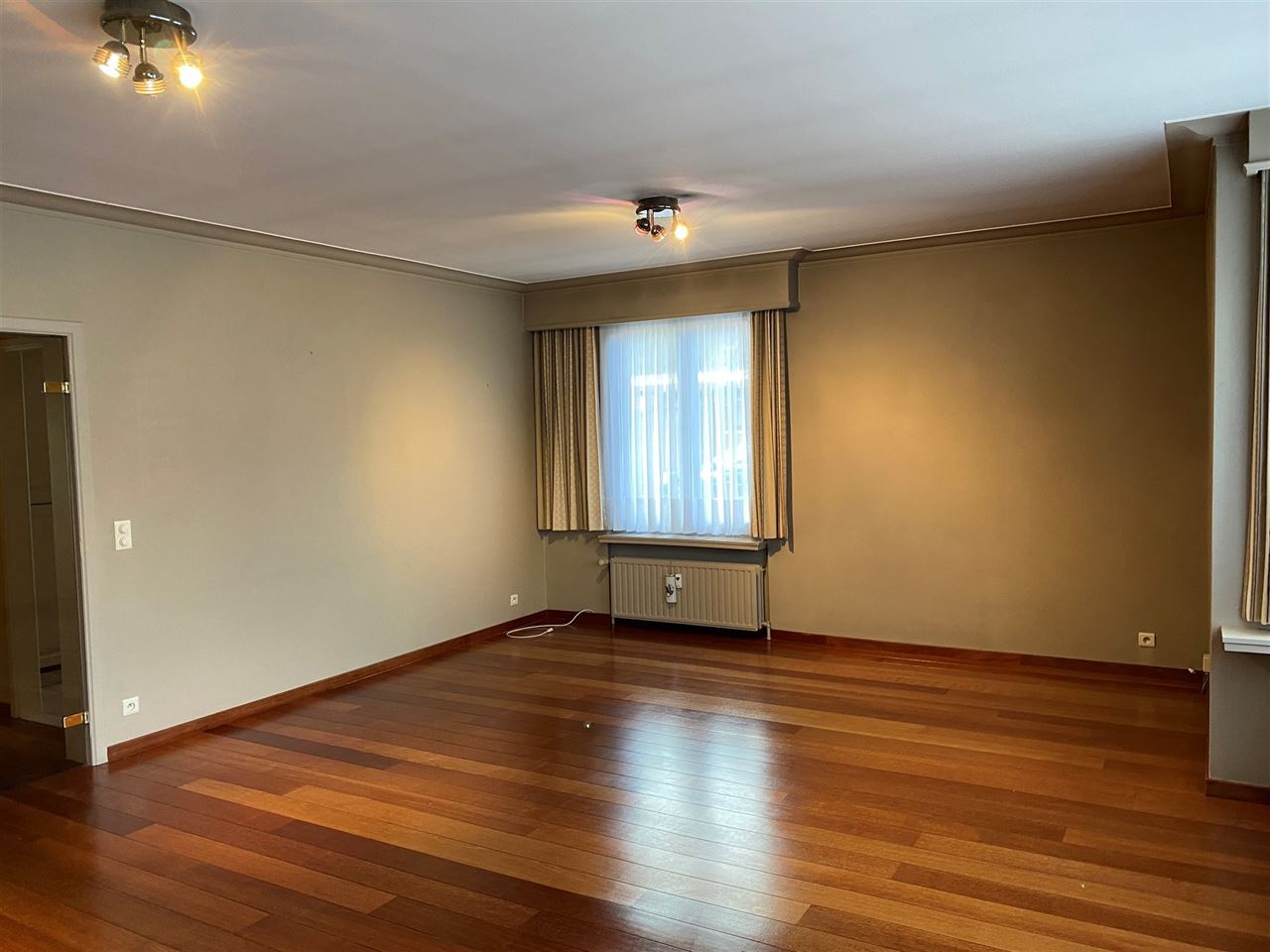 TE HUUR te BELSELE appartement met 2 slaapkamers en garage