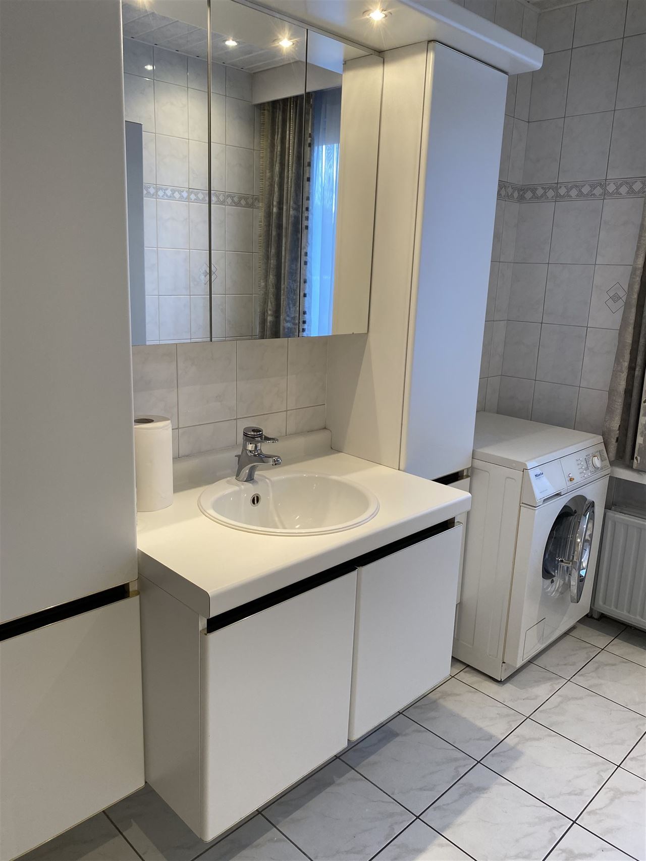 TE HUUR te BELSELE appartement met 2 slaapkamers en garage