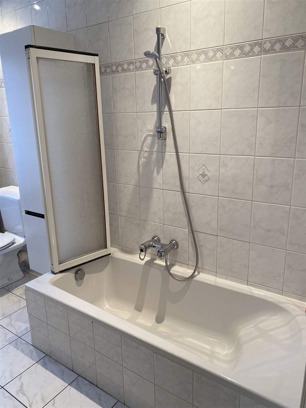 TE HUUR te BELSELE appartement met 2 slaapkamers en garage